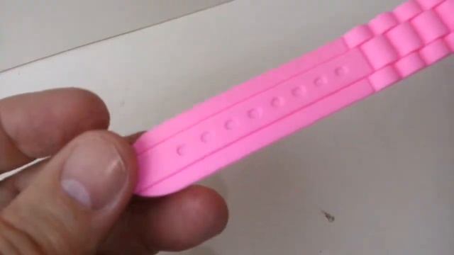 Часы кварцвые с розовым ремешком