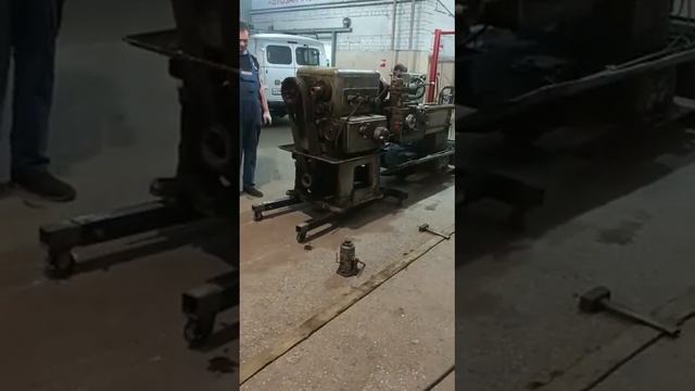 Затаскивает станок в сервис