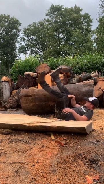 Genius splits log in two #woodworking #carving #cedar #fail