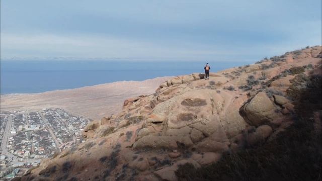 Поднялась на гору рядом с поселком Каджи-сай, Иссык-куль, Кыргызстан
