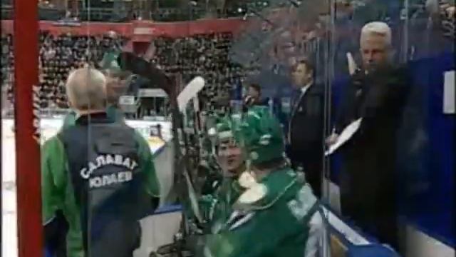 Alexander Radulov hits his coach with his hockey stick
