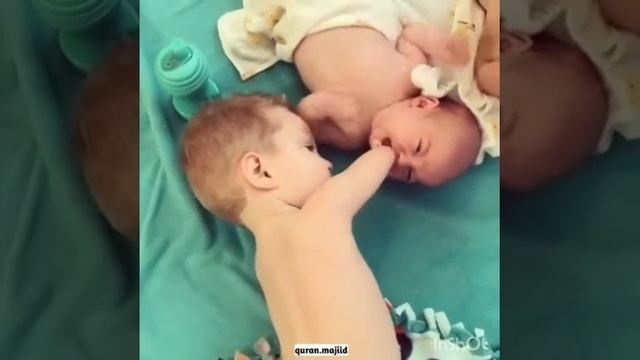 Мальчик без рук помогает брату