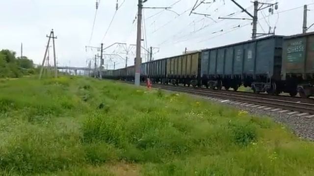 ВЛ80с-314/310 с грузовым поездом следует на перегоне Невинномысская-Зеленчук и приветливая бригада.