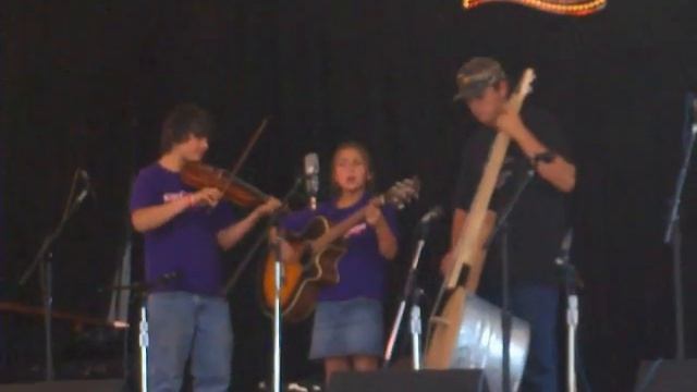 Kids onstage sing Red Clay Halo