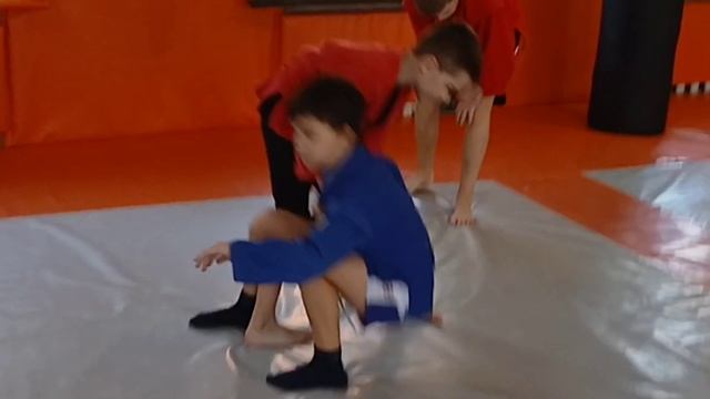Детская тренировка по борьбе самбо, тренер Потапов Денис Сергеевич, пару фрагментов