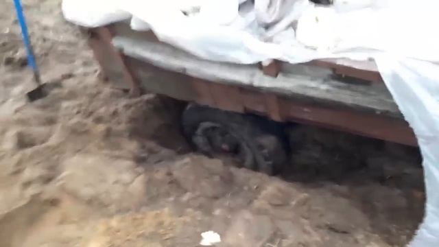 Вытаскиваем груженый прицеп из ямы - Мтз 952 и мтз 80.1 в две тяги