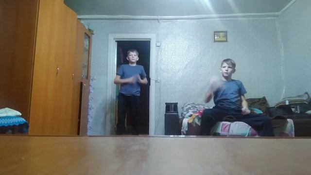 УЛЫБАЕМСЯ И МАШЕМ МАШЕМ ПАРНИ