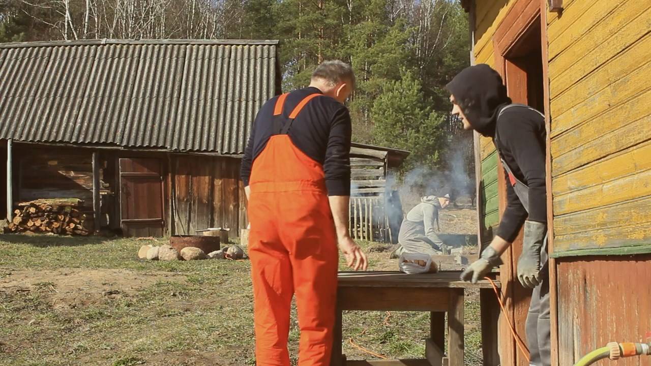 Белорусский хутор на краю Леса. Вторая Жизнь безнадежному дому: Залили новый пол, заварил Ворота.