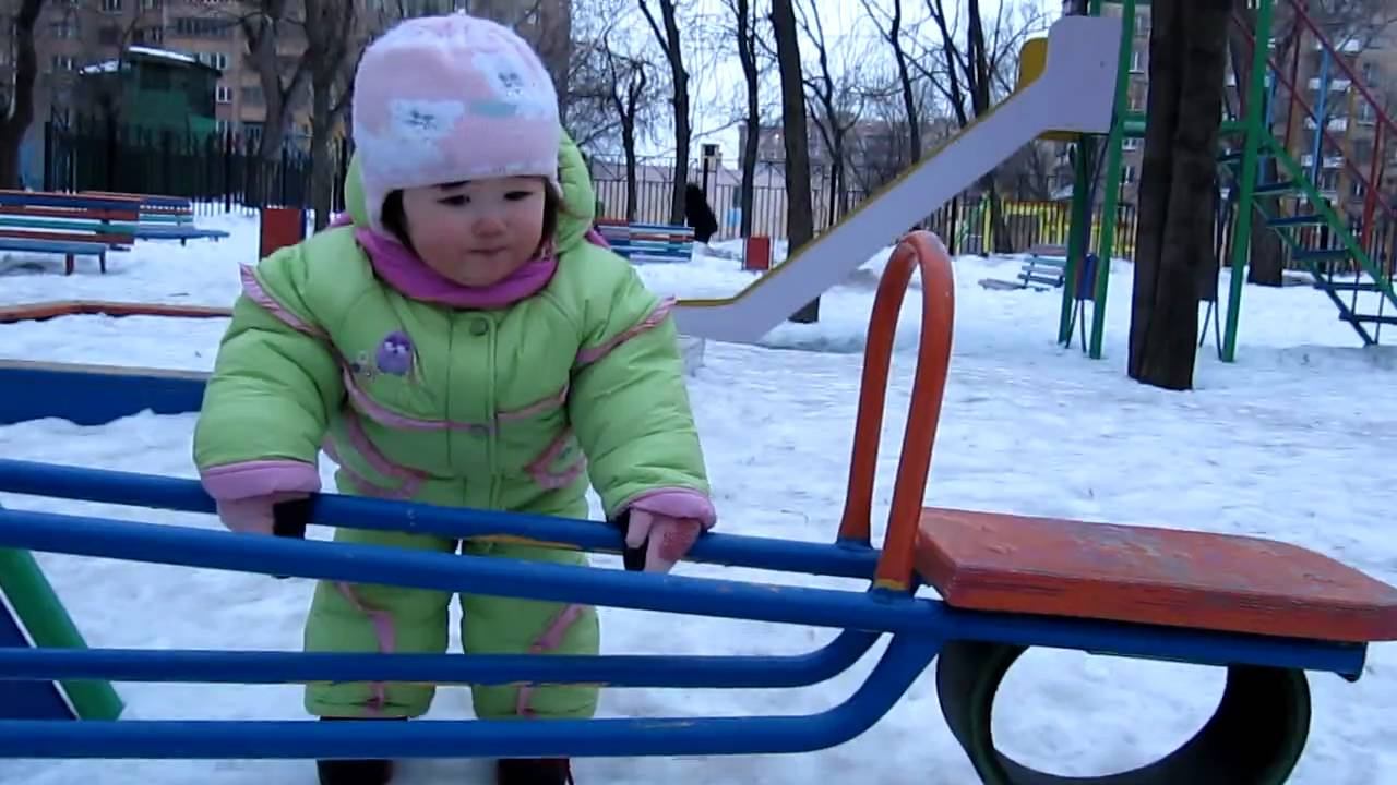 Девочка и качели.MOV