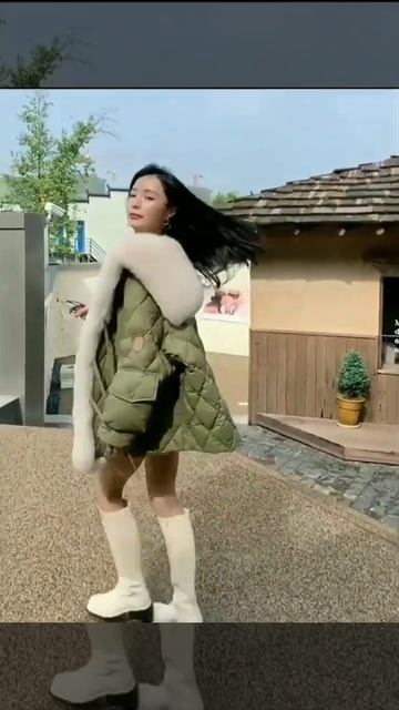 Женский пуховик с воротником из натурального меха 😍 #shortsvideo #shorts