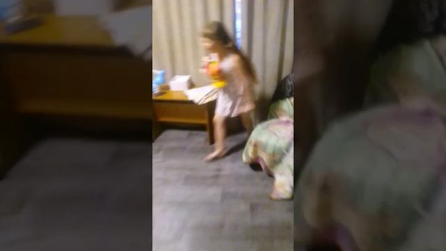 бешеные девочки устроили без порядок дома и устроили бой игрушками