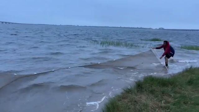 আটলান্টিক সাগরে প্রবল স্রোতের মধ্যে মাছ ধরা। Fishing at Atlantic Ocean, Next to the JFK Airport.