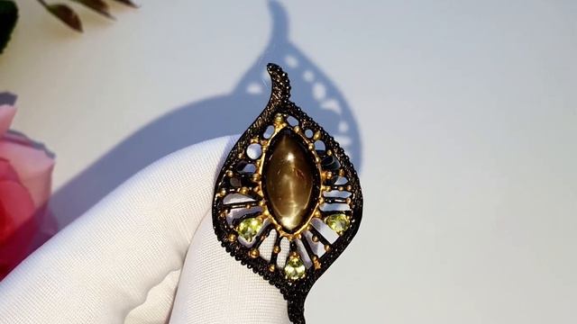 Серебряное Кольцо ручной работы с крупным натуральным Звездчатым Сапфиром и Хризолитами (Перидотом)
