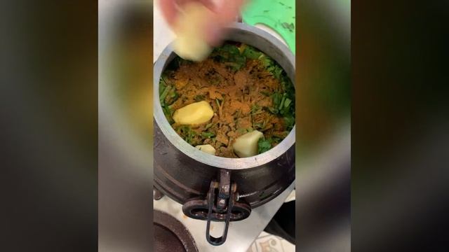 Мясо с овощами в афганском казане