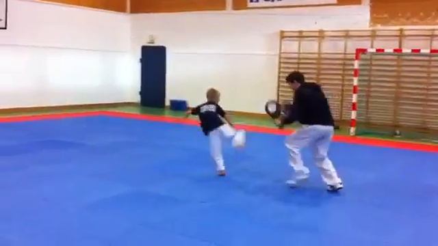 Frederik training with Aaron Cook at Røra Olympic Taekwondo Camp