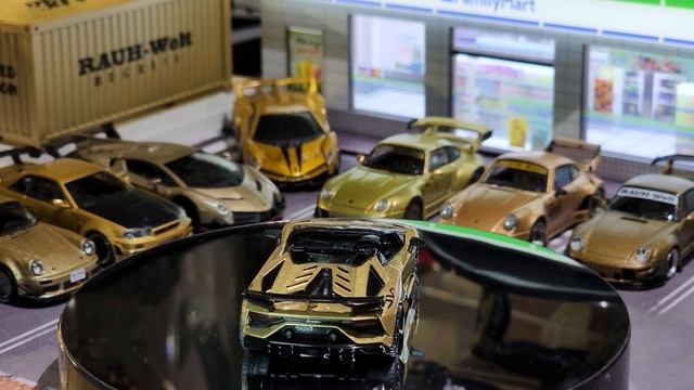 1/64 Mini GT Lamborghini Aventador SVJ Roadster Oro Elios #363 (under artificial light)