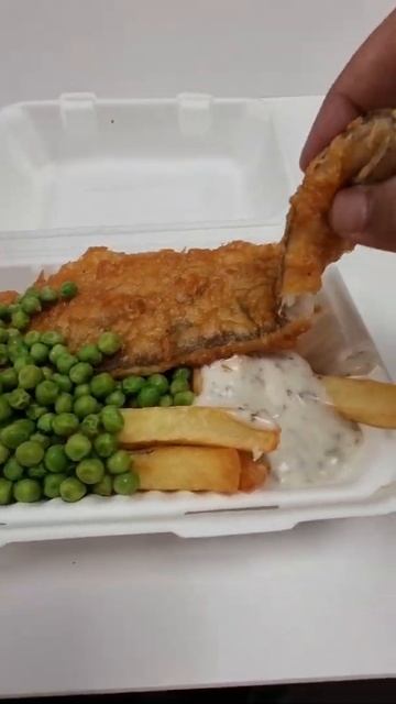 Crispy fish & chips with peas 😋