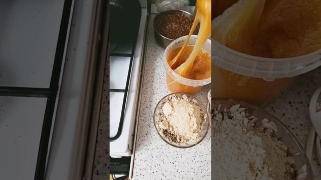 Полезные сладости. ПП. Сыроедная халва:молотый кунжут, семечки, мед, вода #ппрецепты #ЗОЖ #веган