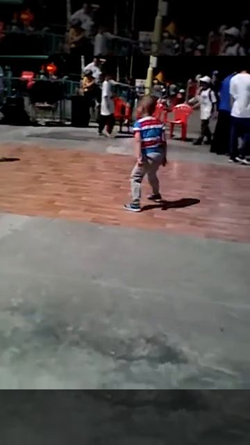 5 летьний мальчик танцует брейк