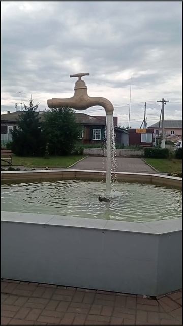 ⛲На привокзальной площади небольшого сибирского городка Мариинска установлен необычный фонтан.