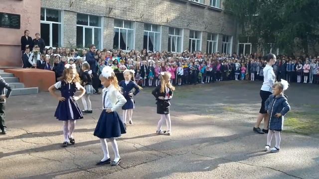 Танец первоклашек.Первая школа Краматорск