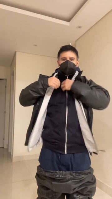 Motoqueiro chegando em casa em dia de chuva em SP #moto #chuva #saopaulo #cebola