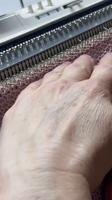 Чтобы петли при таковом переплетении не упали с вязальной машины