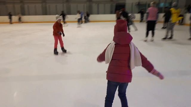 Учусь кататься на коньках. Indoor ice rink.