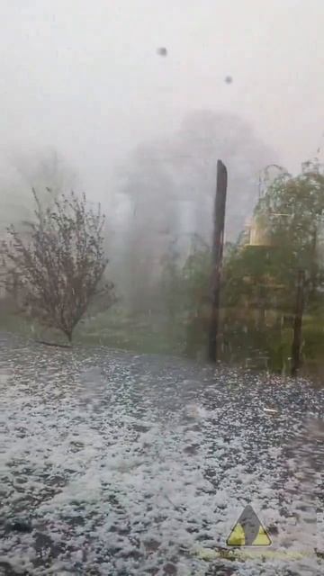 Мощная гроза с градом в эти минуты проходит по Люблинскому в Польше #природа #гроза #польша #топ