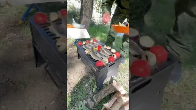 Форель речная с овощами на углях.