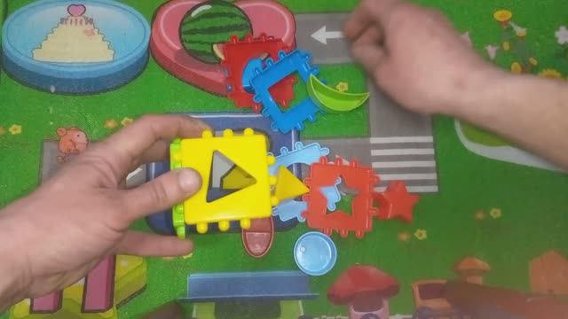Развивающий цветной кубик.