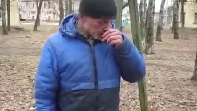 Мужик выпивает 3 пузыря
