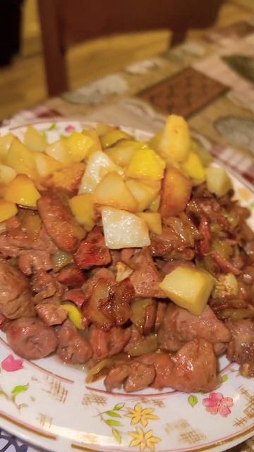 По домашнему. Жаренная картошка с печенью #картошка #кухня #ужин #ешьсомной #еда