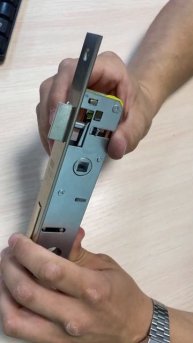 Как перевернуть защелку корпуса узкопрофильного замка!