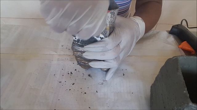 DIY.VASINHOS DE CIMENTO E MEIA (MACETAS DE CEMENTO Y CALCETINES)