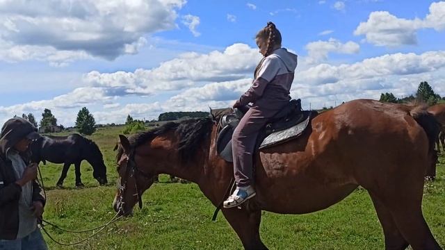 Ева катается на лошадках в Мордовии.