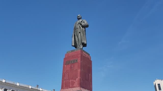 Театр, площадь Свободы и надпись «Миру Мир!» на крыше – Natures Quiet Retreat