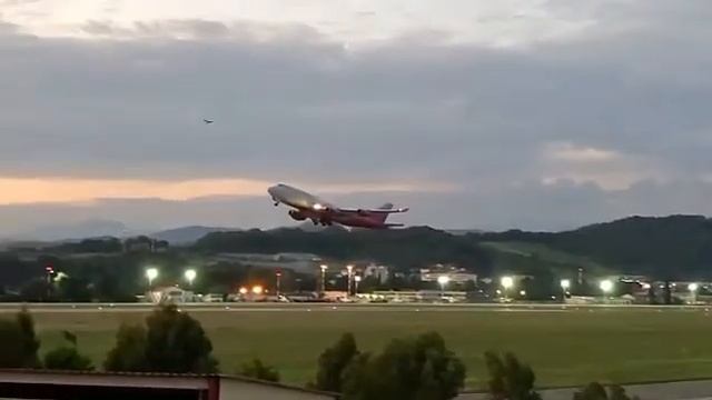Взлёт самолёта Boeing 747-400 авиакомпании Россия аэропорт Сочи (Адлер)