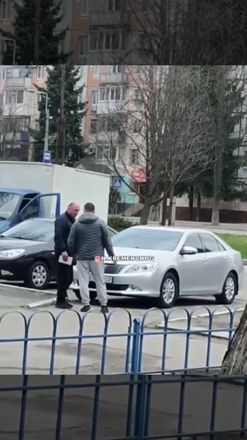 ГАЗель выезжала с парковки и зацепила тралик.