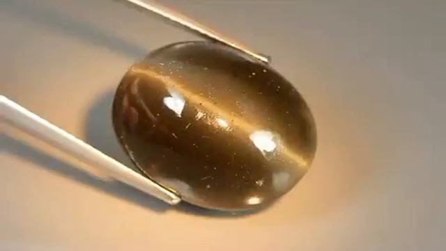 Камень скаполит "Кошачий глаз" натуральный 16.65 карат Артикул: 17788   цена: 4995 руб