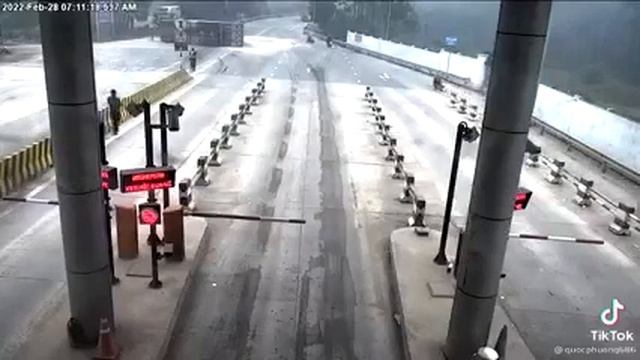 Video Đánh lái gấp tránh người đi xe máy, xe tải bị lật nghiêng