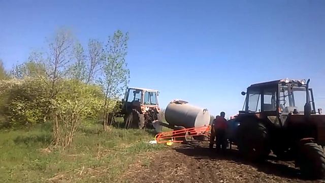 Заправляем опрыскиватель для обработки пшеницы