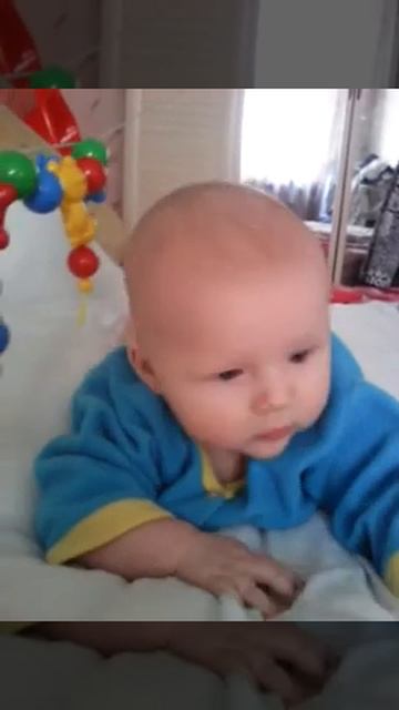 Малыш ведёт серьезный разговор с бабушкой.