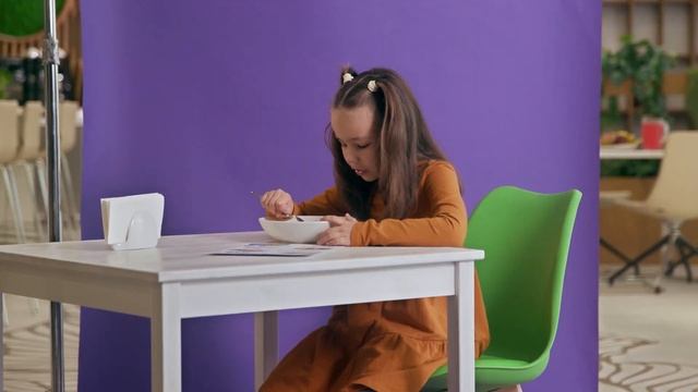 Hi! Дети пробуют растительное мясо