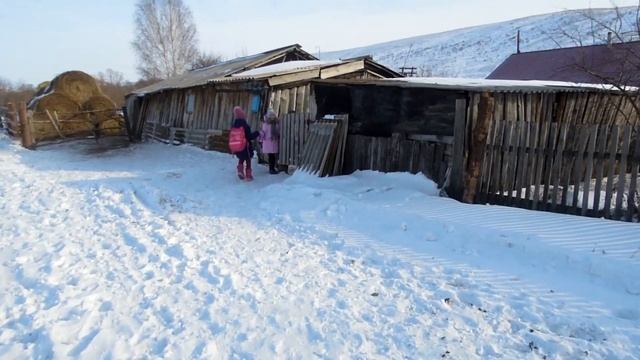Идем со школы.\Делаем уроки.\Пирожки с картошкой.