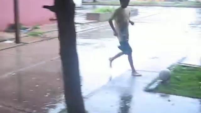 Poncho disfrutando de la Lluvia