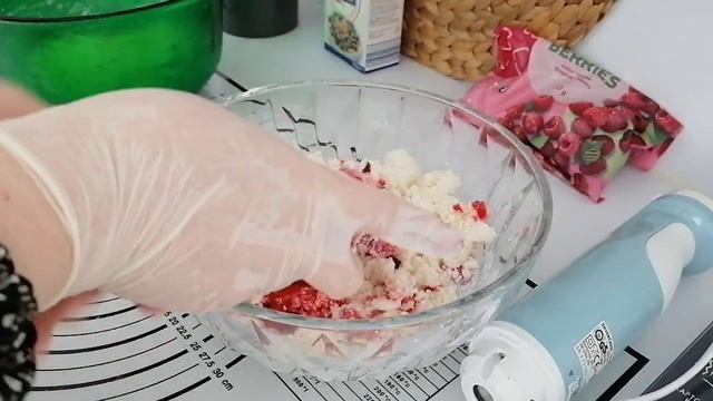Малиново/кокосовый, вкус баунти/десерт без выпечки.