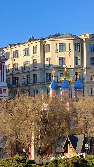 Апрельский вид на Зарядье. Крокусы и солнце в Москве