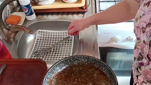 Молодой ягнёнок с мамалыгой и брынзой и стаканчиком белого вина