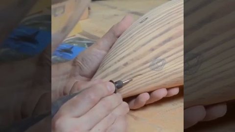 Дельфин из дерева